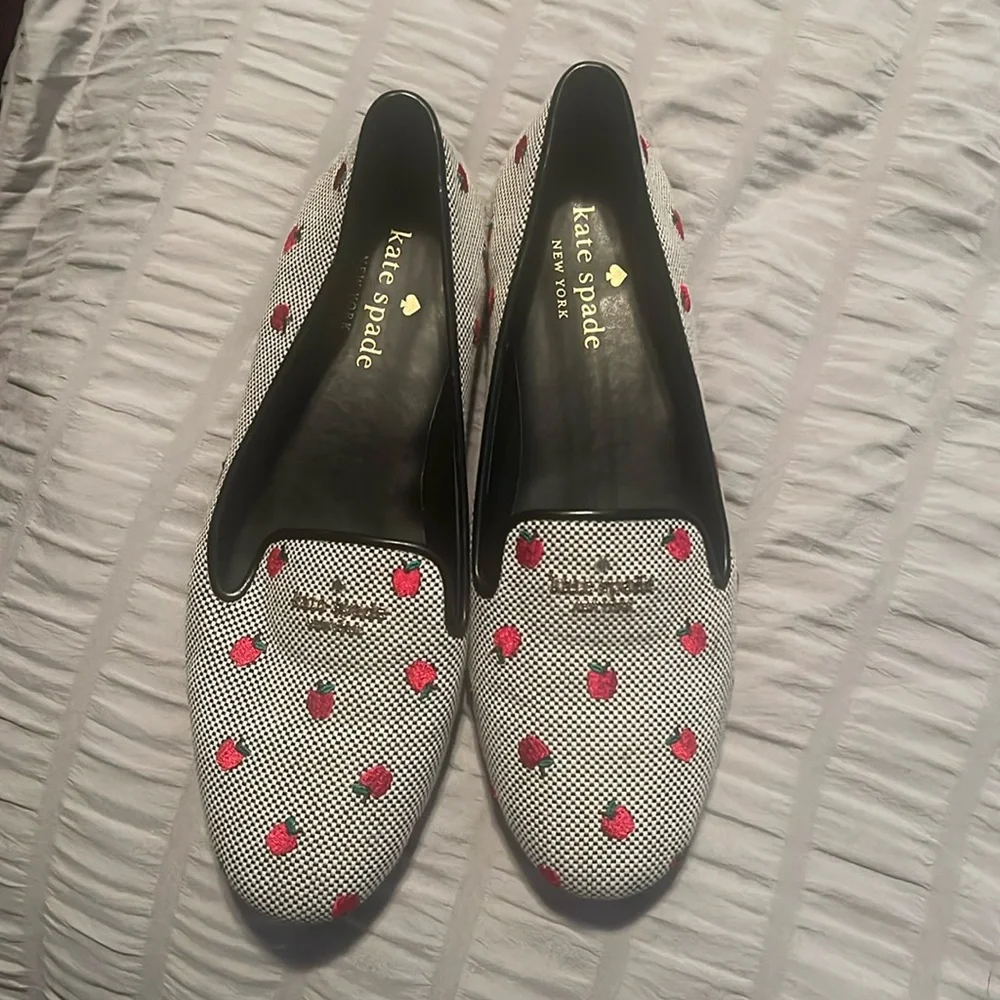 Kate Spade loafer with apple detail - Picture 1 of 2